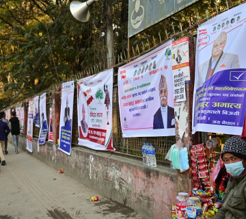 कांग्रेस महाधिवेशन : मनोनयनपत्र फिर्ता लिने समय थपियाे
